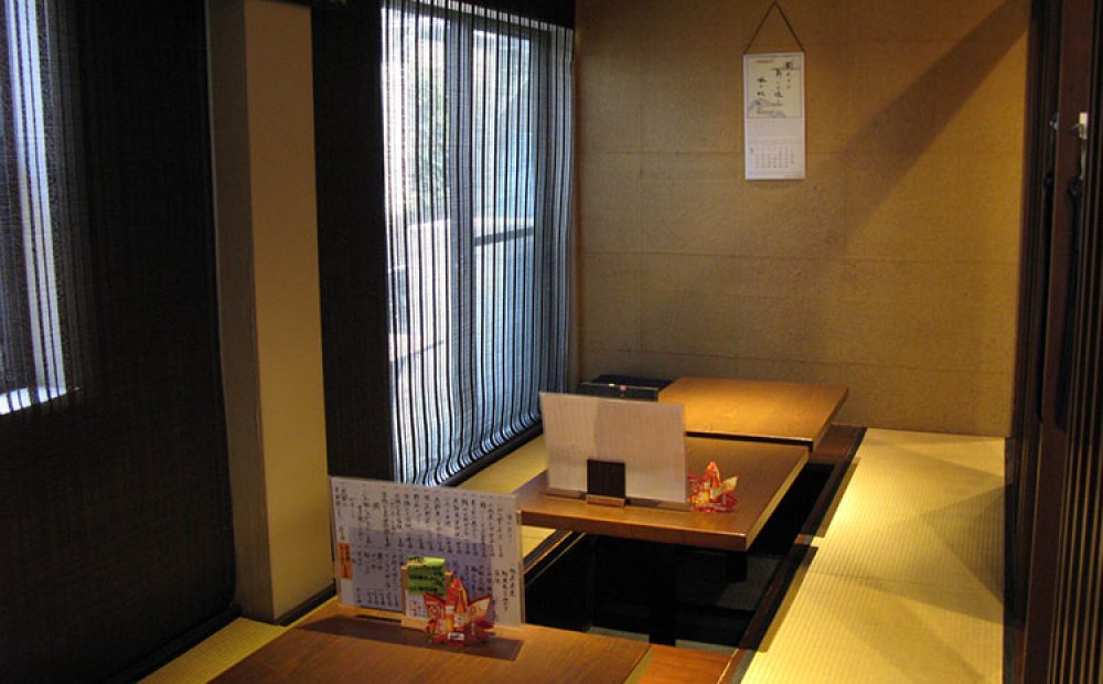 カウンター席のほかに座敷席も