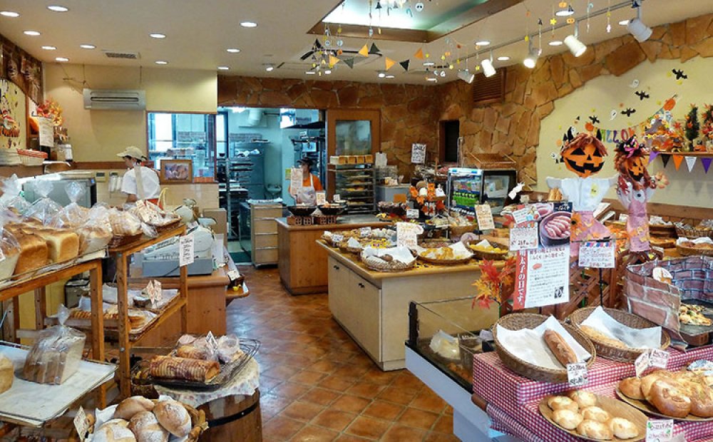 所狭しと焼きたてパンが並ぶ