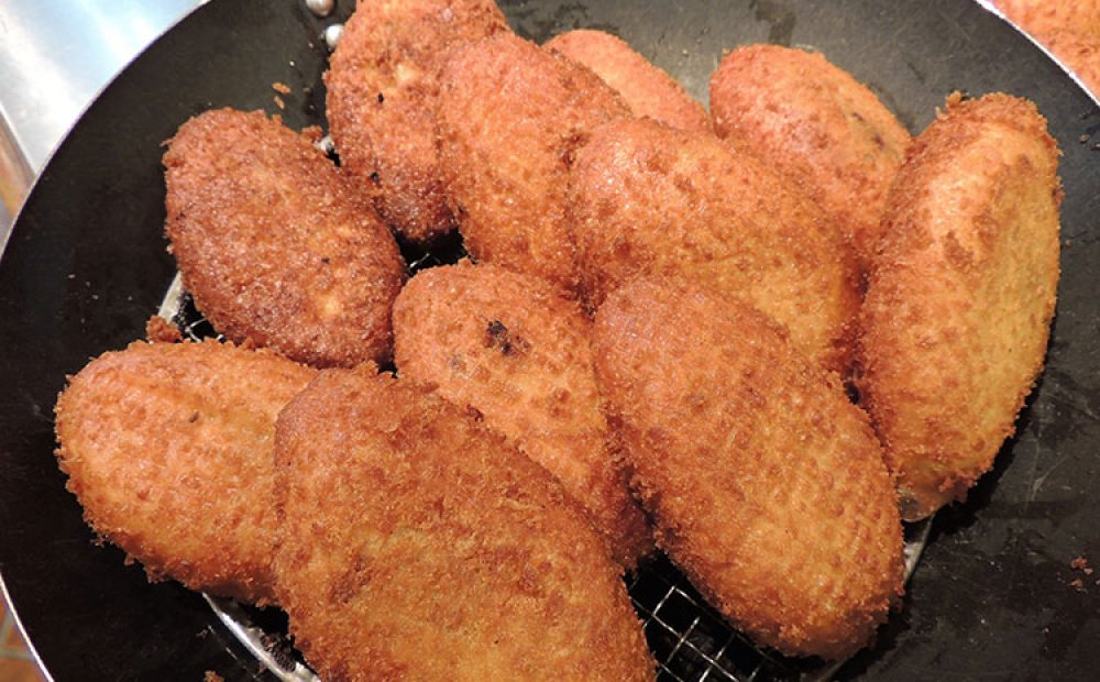 名物の旨汁カレーパン