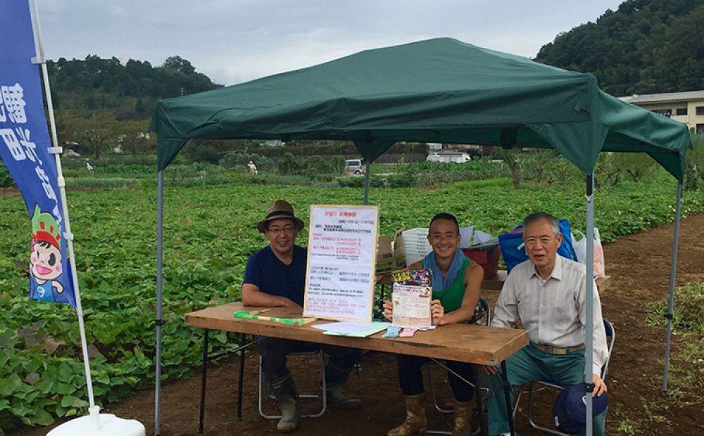 農園入口のテントで受付を