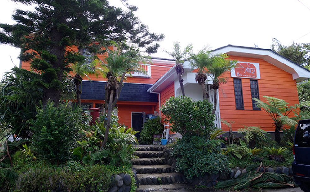 名前の通りオレンジ色の家