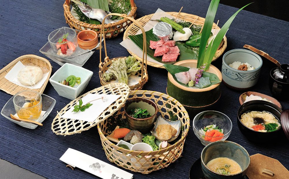 炭火焼と山里料理のコース料理