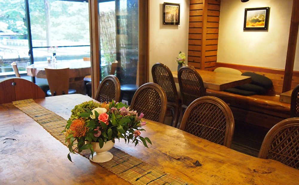 木のぬくもりがあるウッディな店内