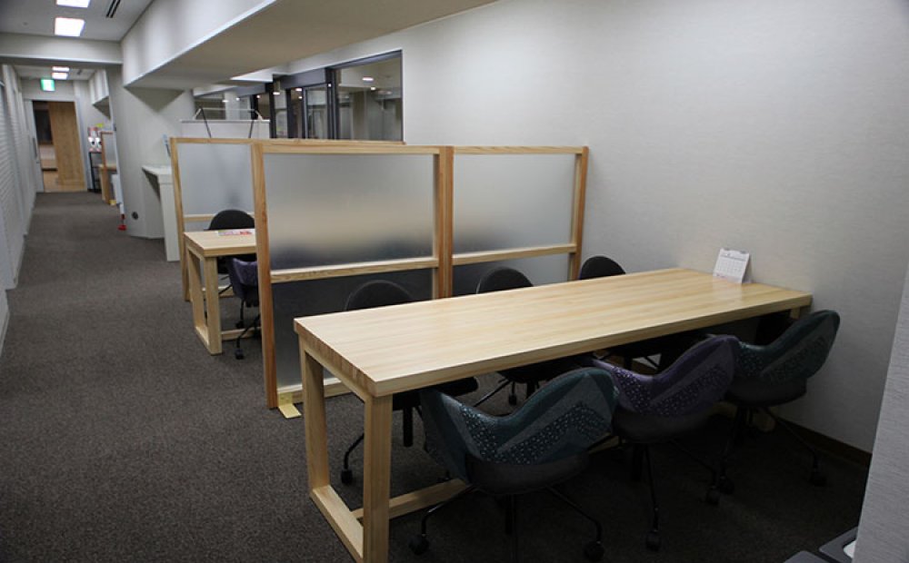 公共施設に置かれた多摩産材家具