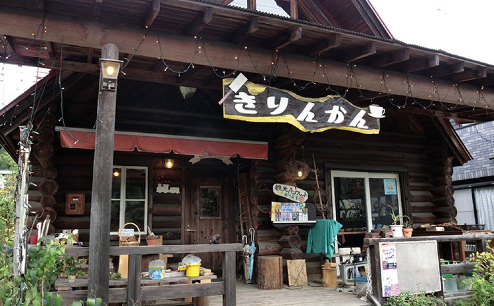 ログハウスのかわいらしい店舗