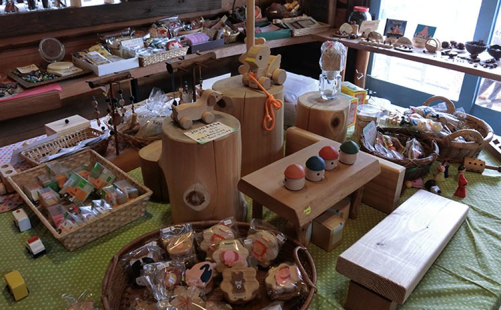 おもちゃ箱のように木工品が並ぶ