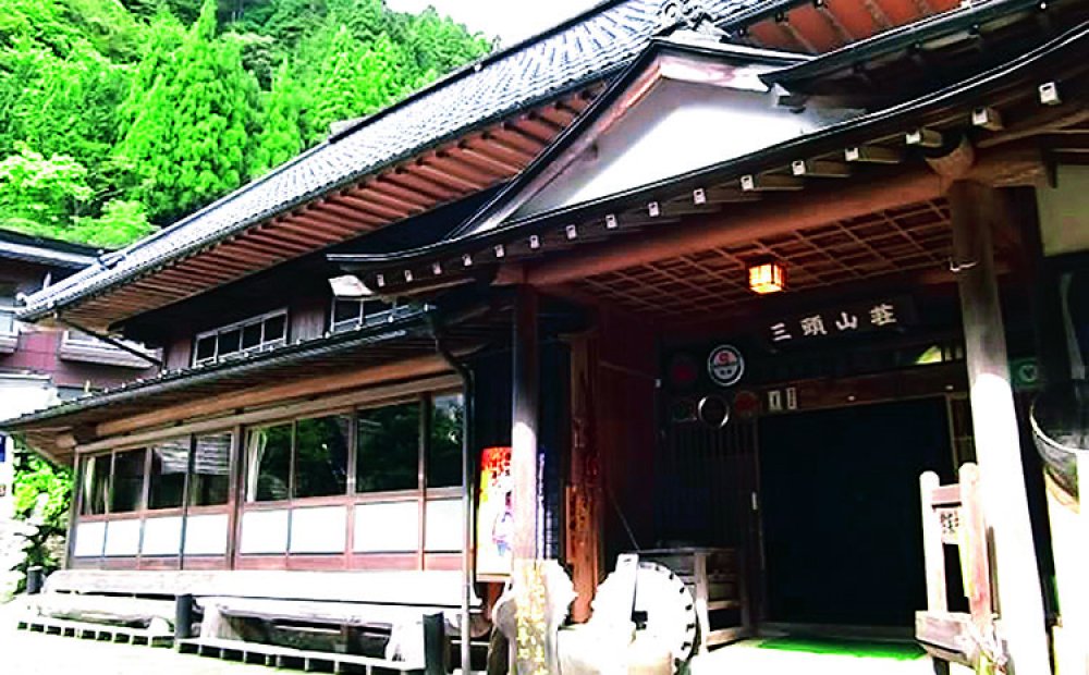 歴史を感じさせる本館の玄関