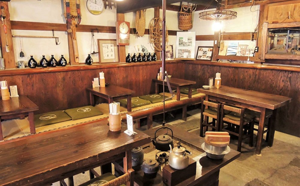 囲炉裏が置かれた土蔵食亭