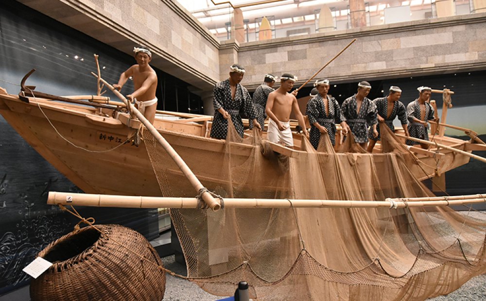 昔の棒受網漁を再現した展示