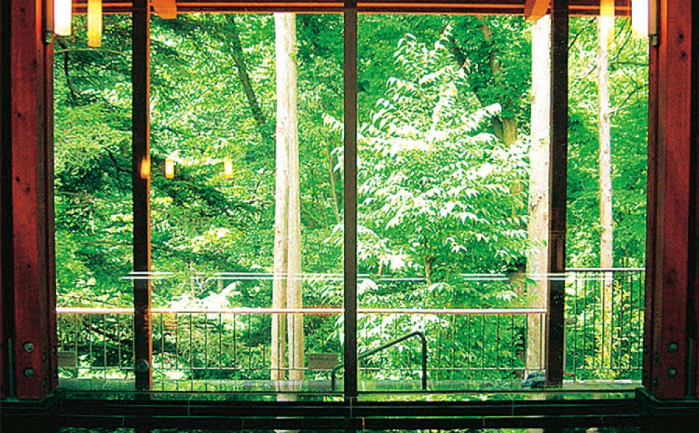 風呂から新緑や紅葉が楽しめる