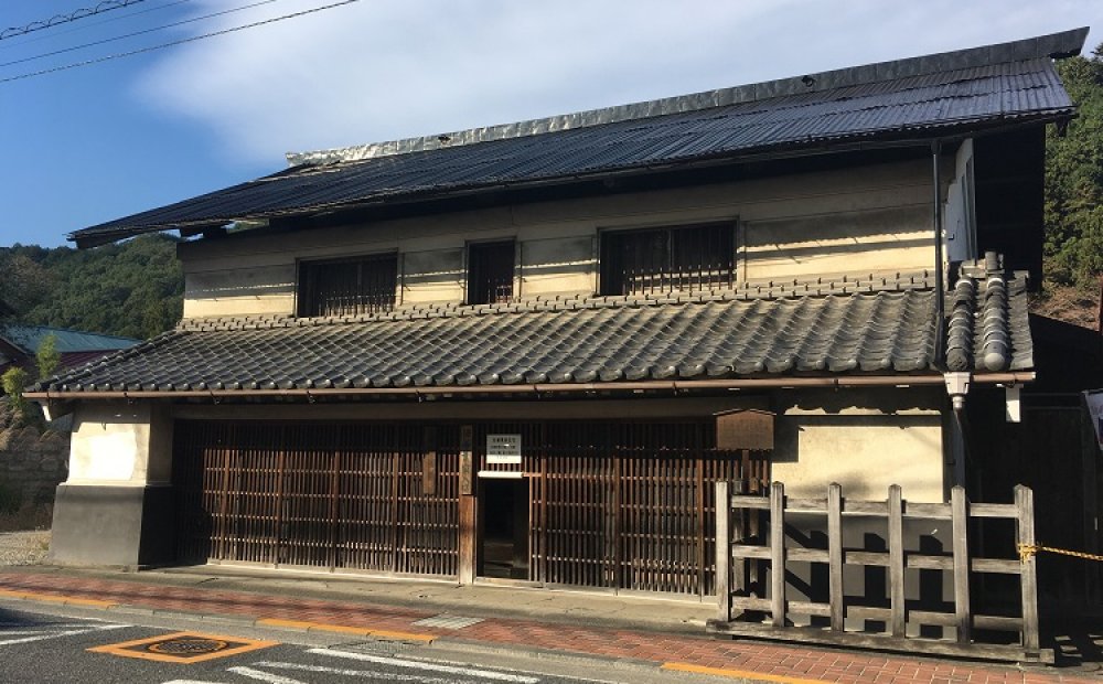 江戸時代後期に建てられた土蔵造りの母屋