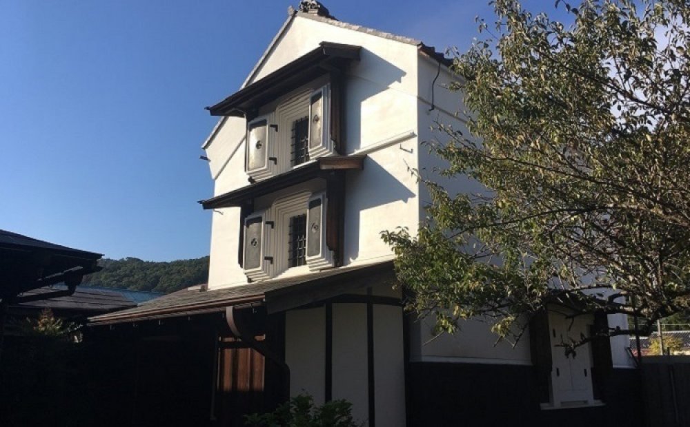 裏庭の土蔵は明治時代に建てられたものを再建