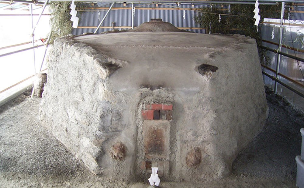 昔ながらの土窯で焼き上げる