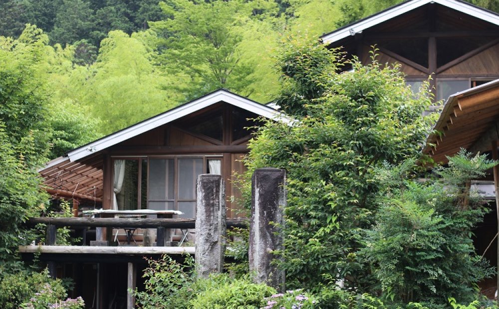 自然に囲まれて立つコテージ