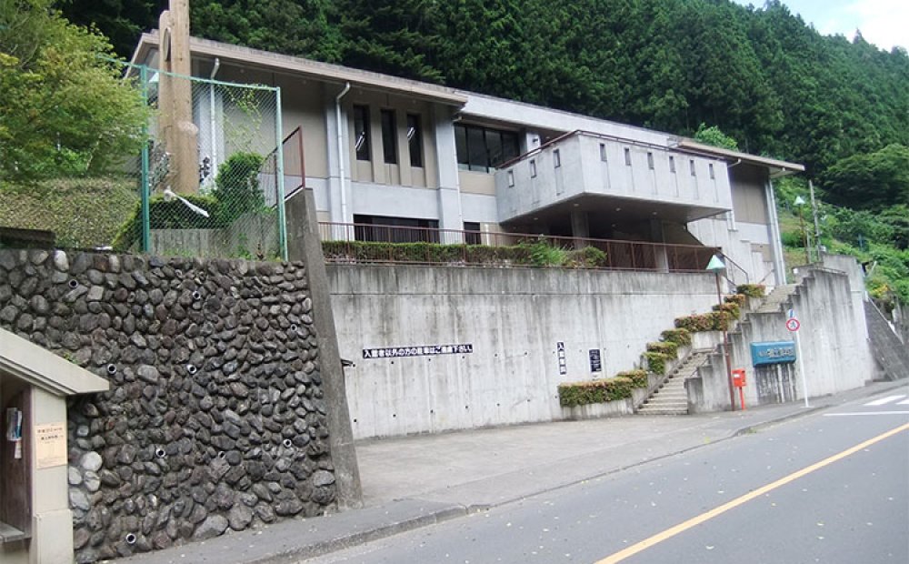 自然豊かな場所に立つ