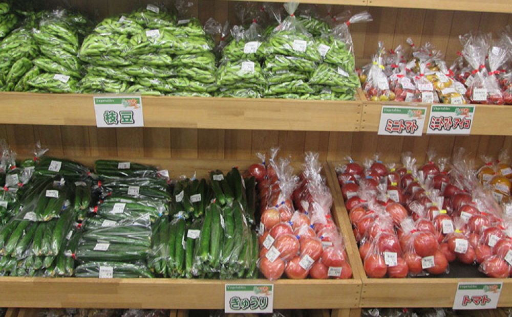 季節の野菜が所狭しと並ぶ