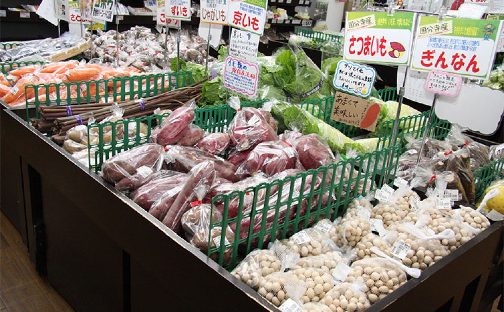 ギンナンやズイキも並ぶ