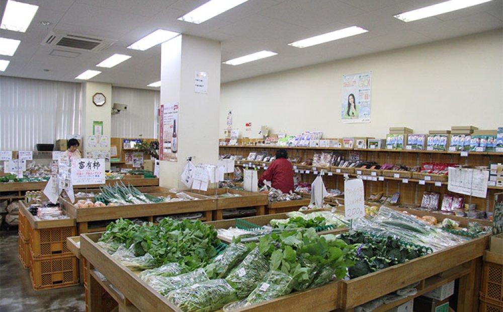 板橋や練馬の朝採れ野菜が並ぶ