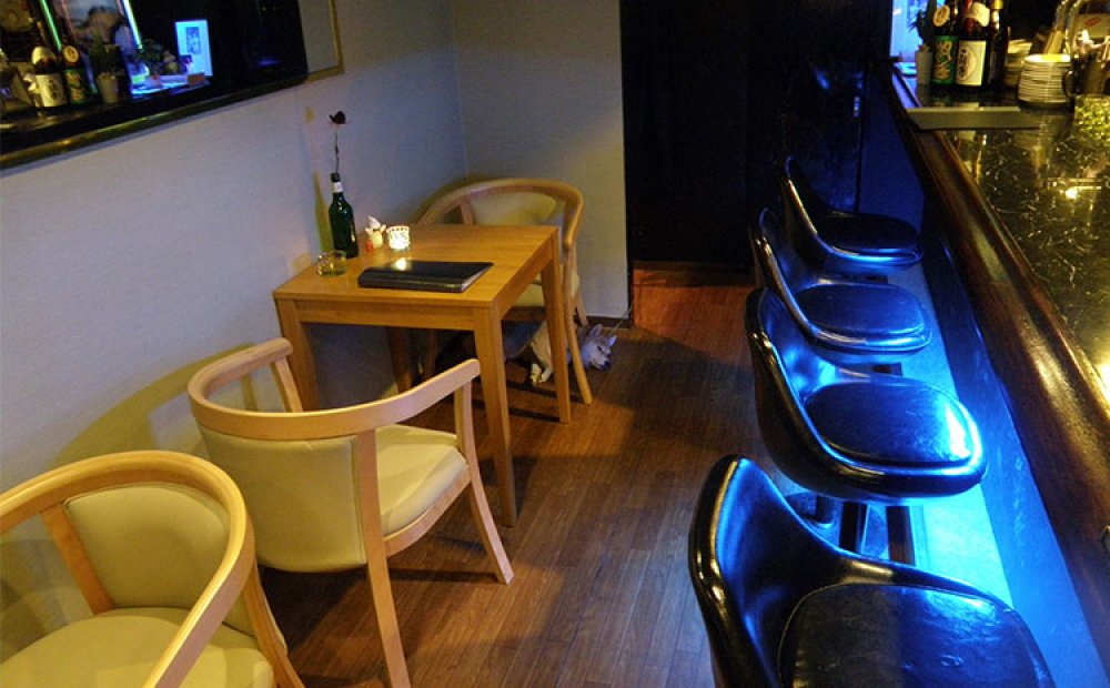 カジュアルな雰囲気のバー