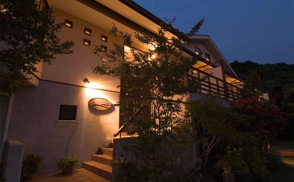 自然に囲まれた静かな環境にある