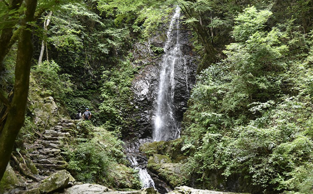 滝の近くは真夏でも涼しいほど