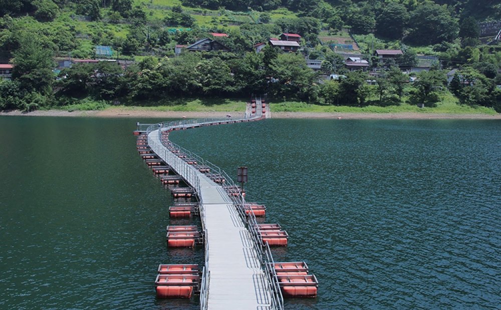 湖面には2つの浮橋が架けられている