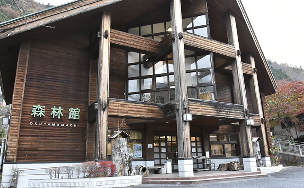 地元の木材で造られた建物