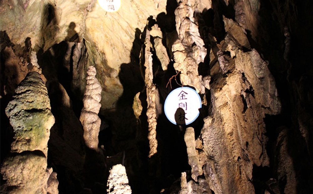 2.5mもの細長い石筍、金剛杖