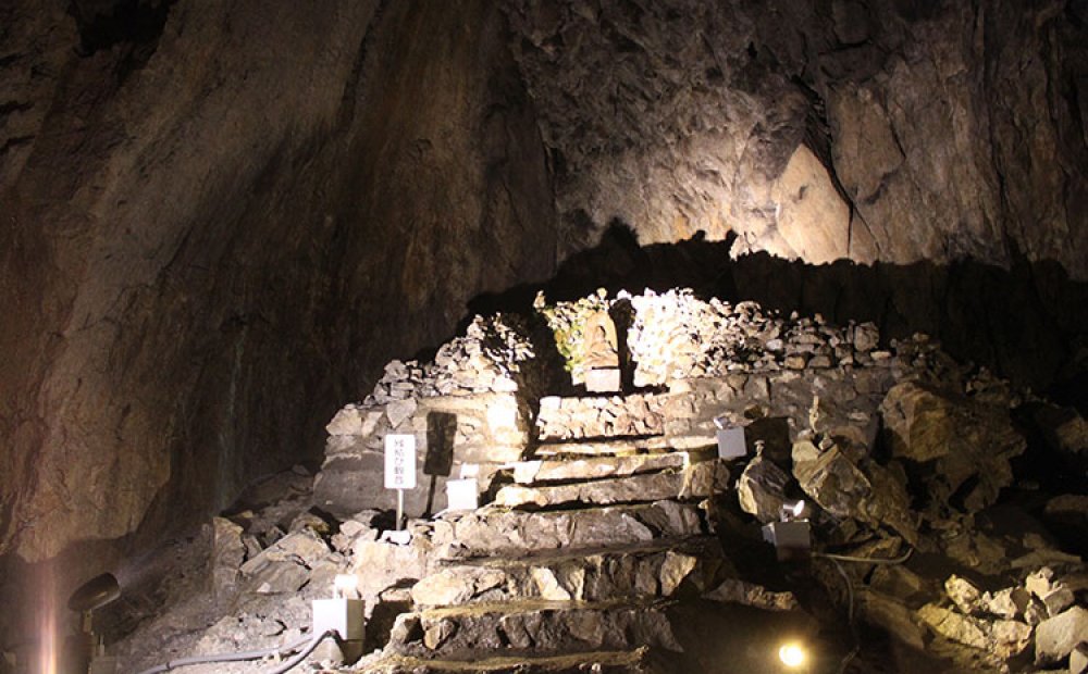 縁結び観音、石積みの上に観音像