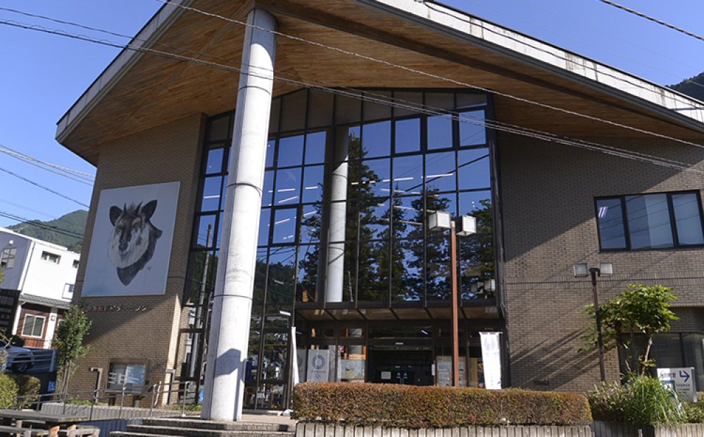 大きな窓から周囲の風景を館内に取り込む魅力的な建物