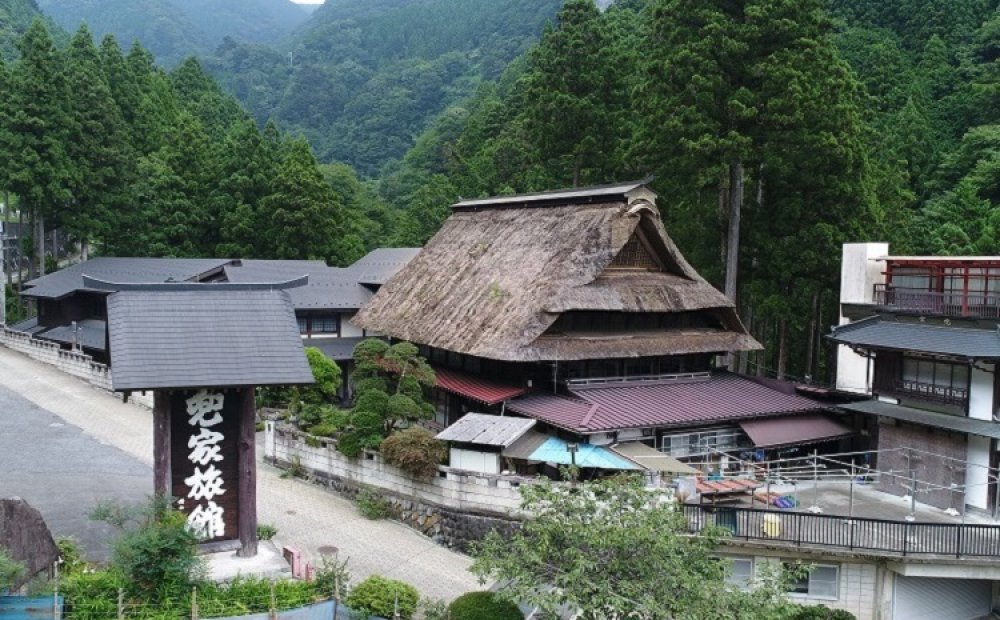 山深い里にあるカブト造りの宿