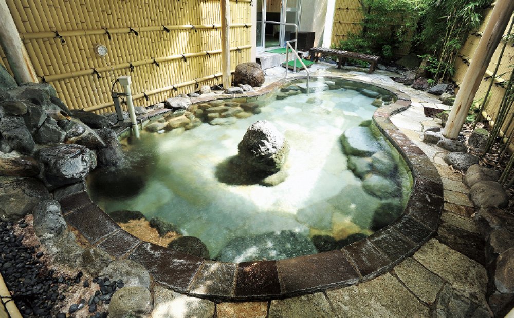 和風の美人の湯・露天岩風呂