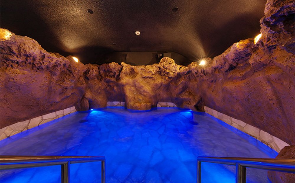 男性用の炭酸泉の洞窟風呂