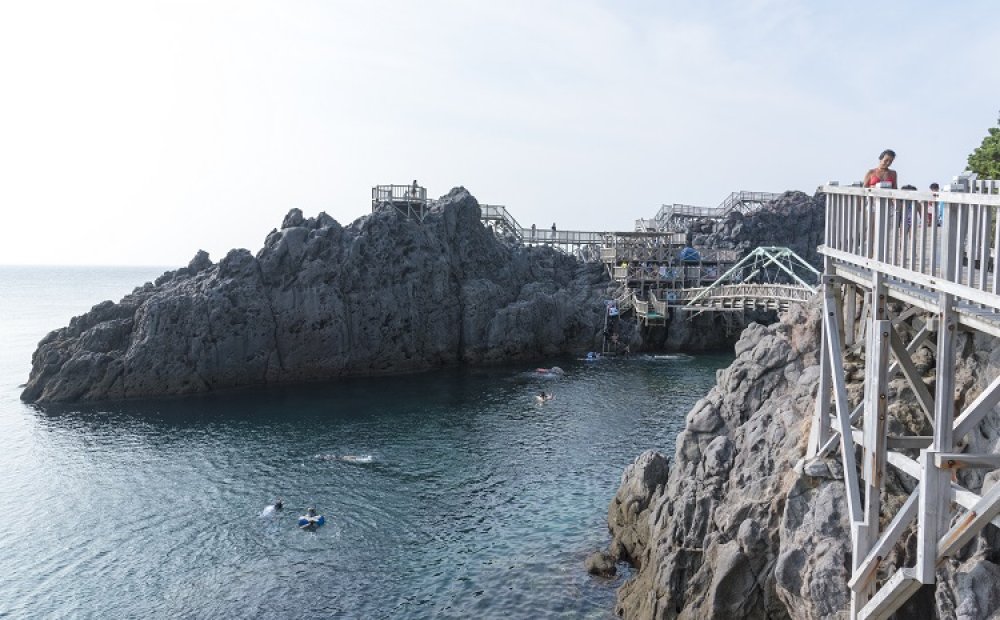 岩場に造られた遊歩道