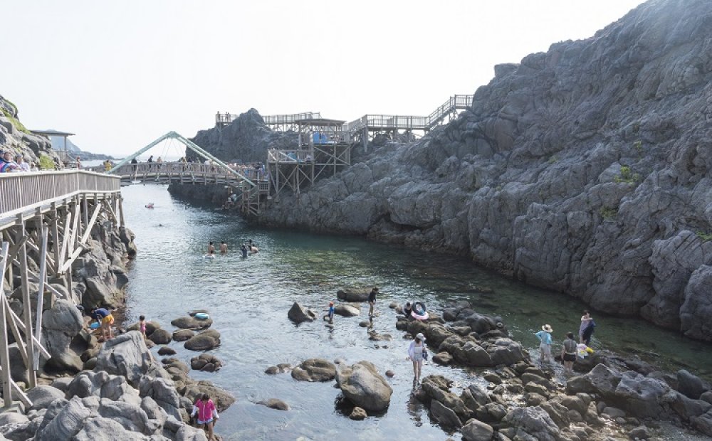 橋の中央から青く澄んだ海にダイブ！