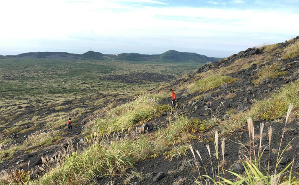 火山灰のコースを歩く