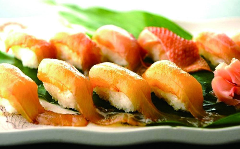 定番郷土料理の島寿司も好評