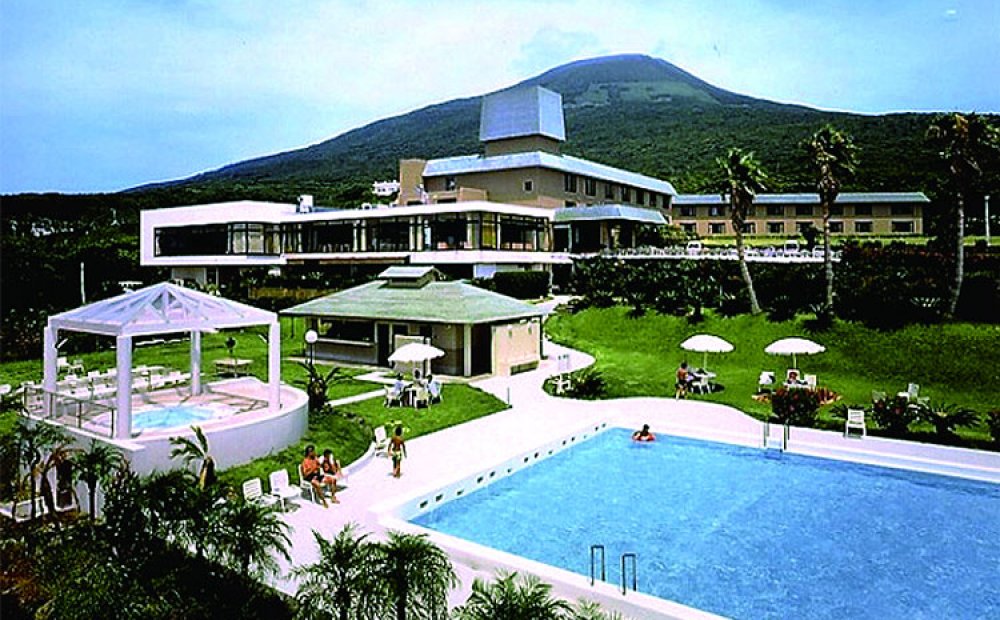 八丈島の高台に位置する