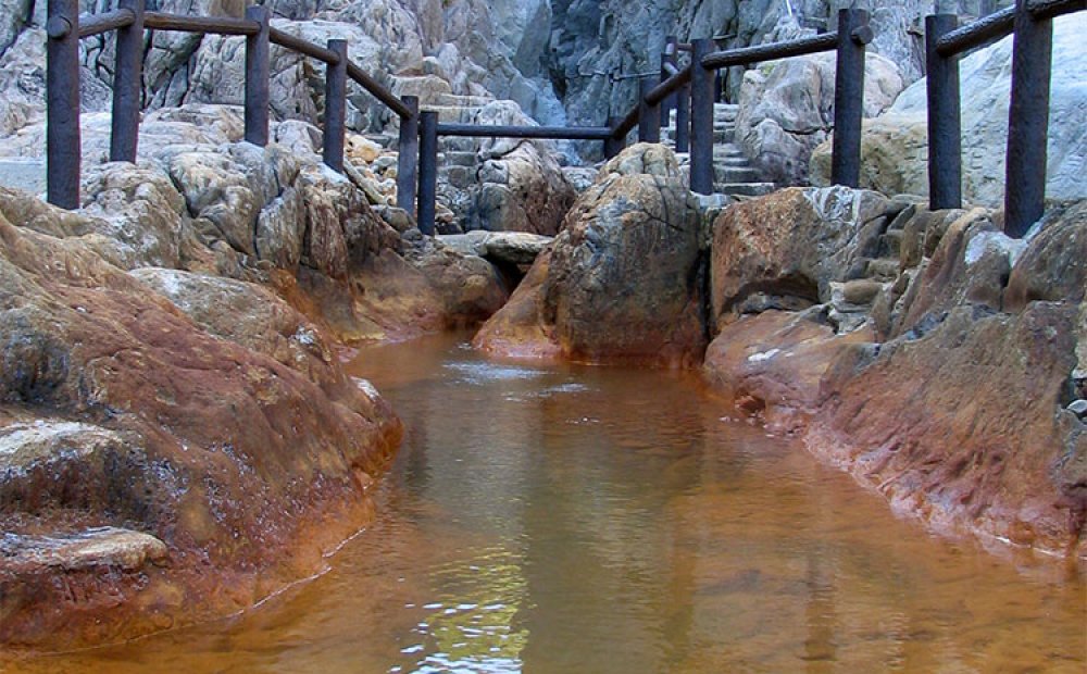 海岸沿いにある野趣あふれる温泉