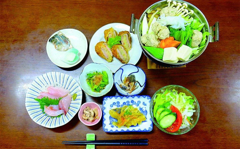 夕食には料理が10品ほど並ぶ