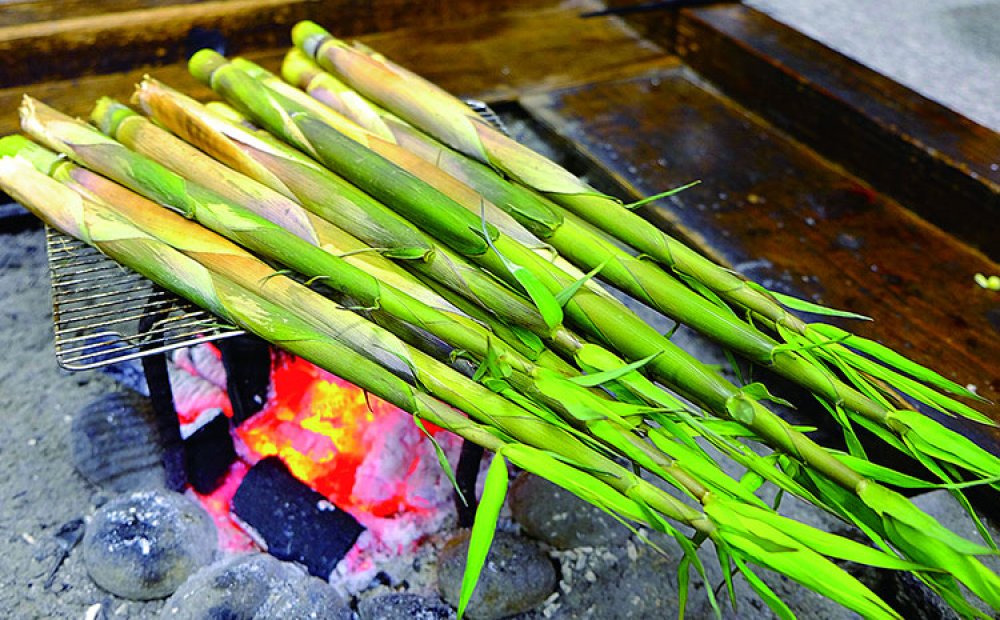 島タケノコは皮のまま丸焼きに