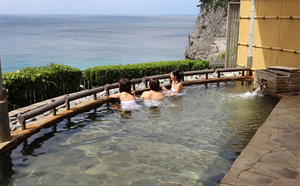 海の見える露天風呂でのんびりと