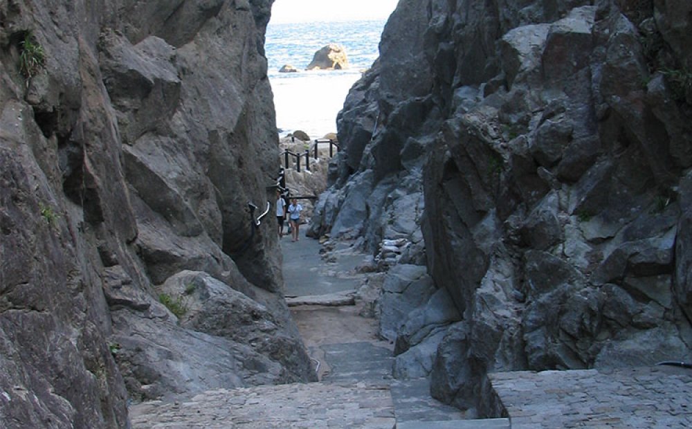 温泉へはこの階段を下りて行く