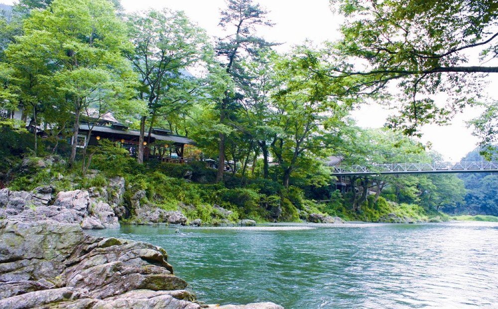 多摩川上流の清冽な流れに臨む好立地