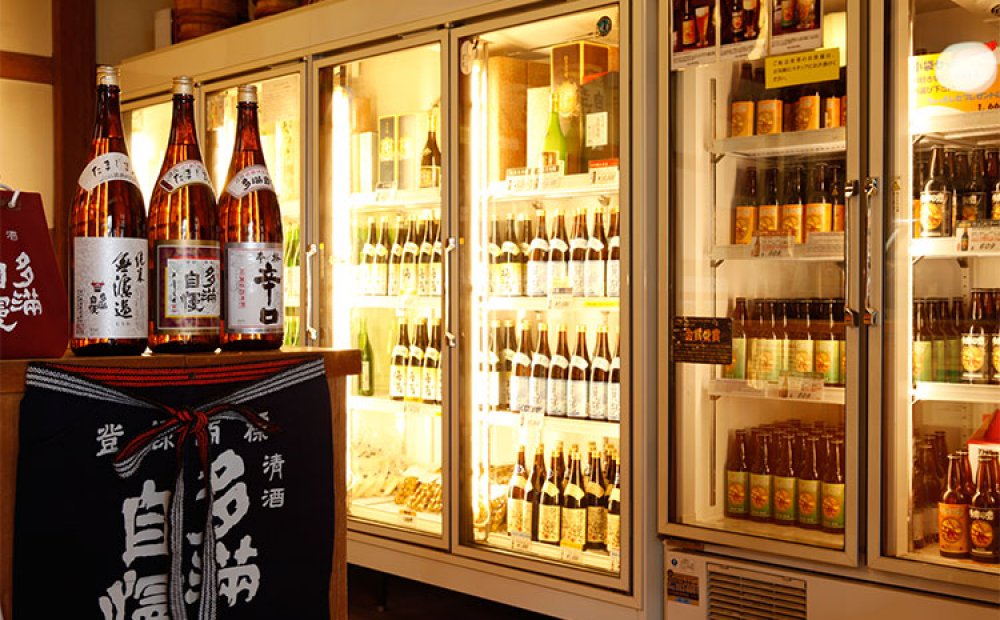 自慢の酒がずらりと並ぶ店内