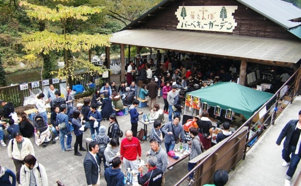 秋の蔵開きの日は例年多くの人でに賑わう