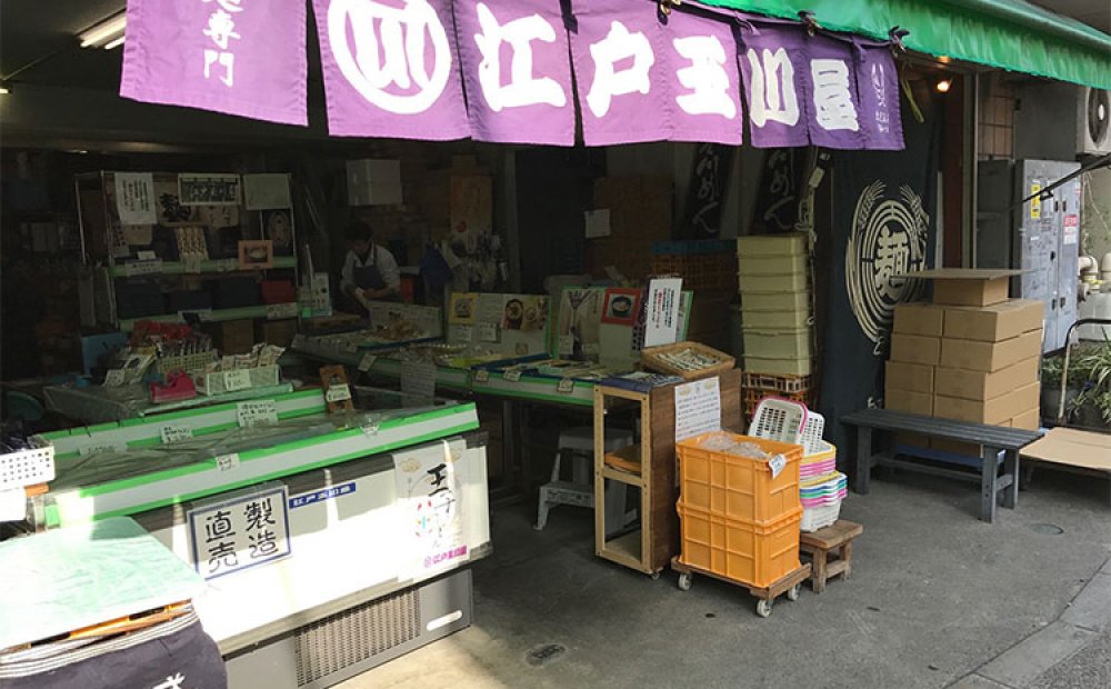 工場で作られたばかりの麺を販売