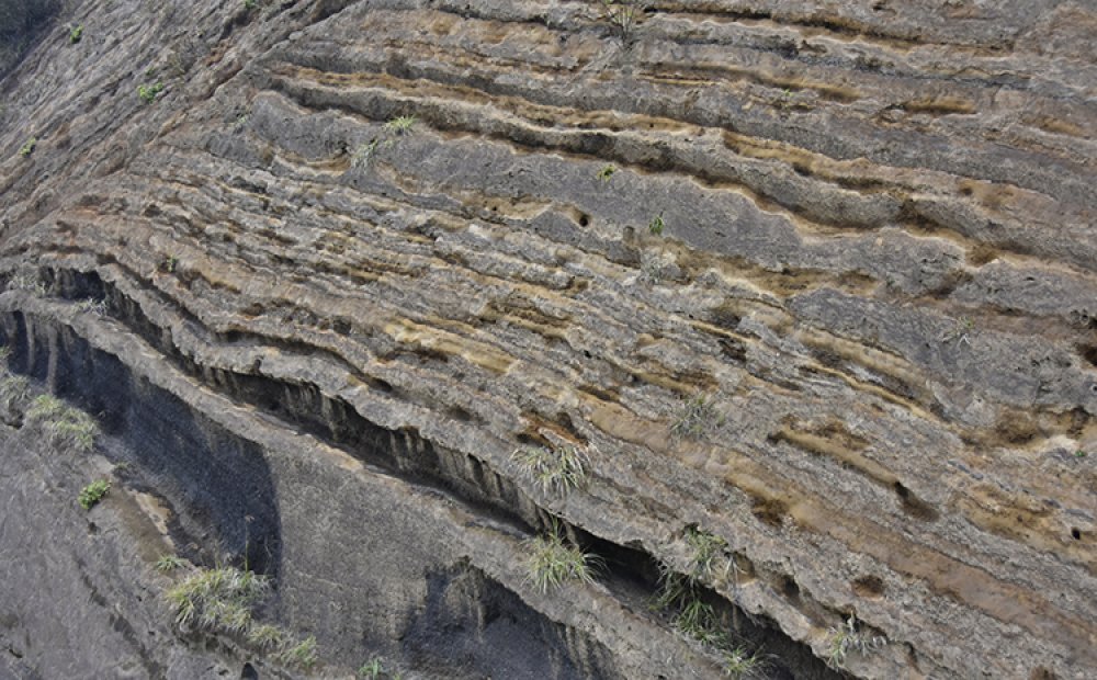 最も下の地層は1万5000年前のもの