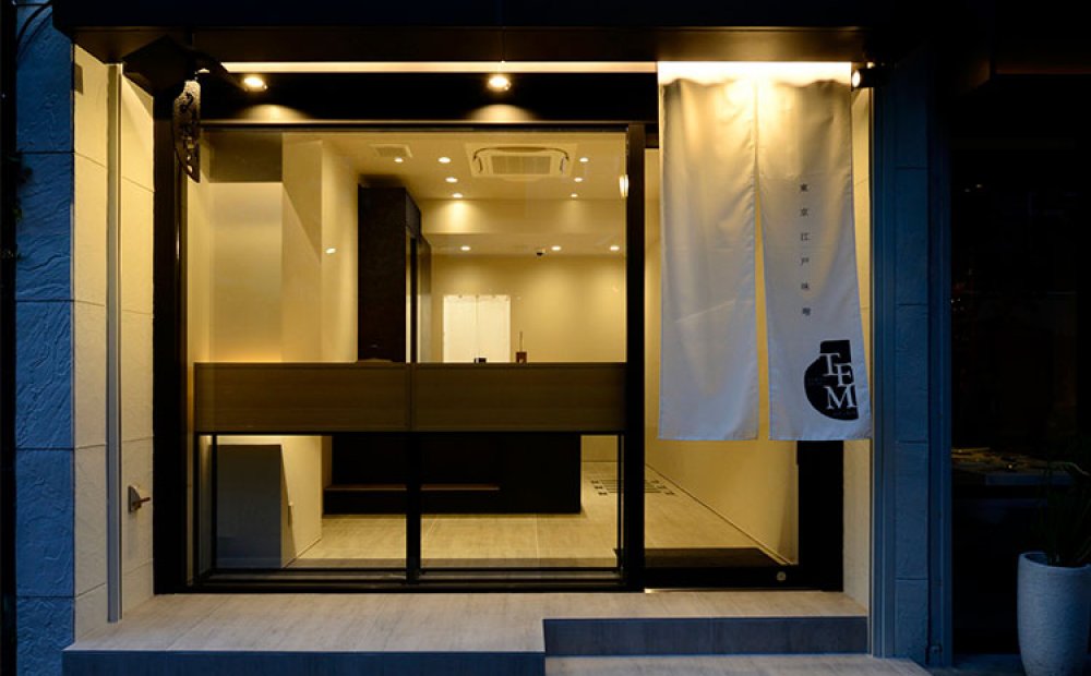 シンプルでおしゃれな店構え