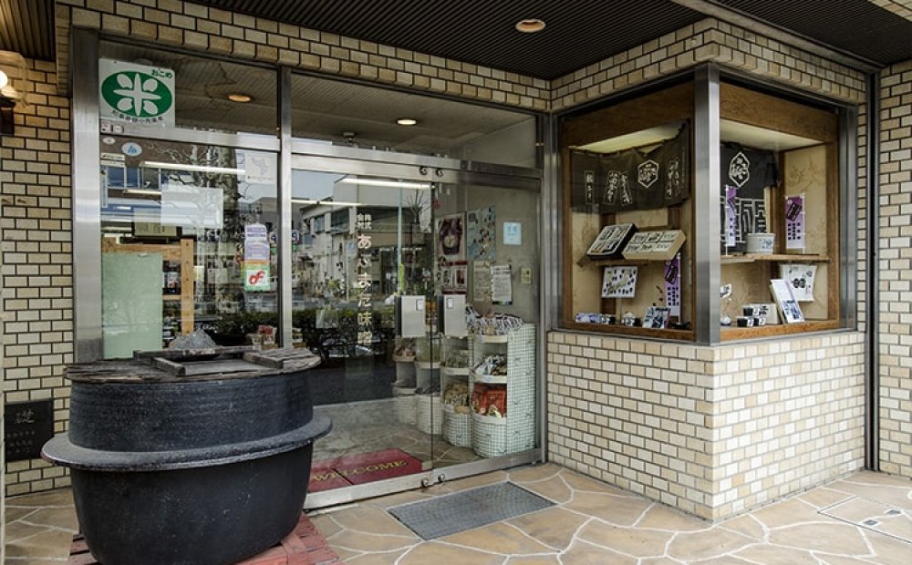 入り口の大釜が目印